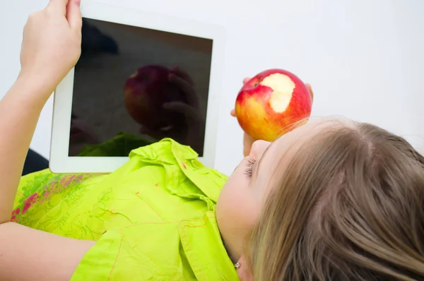 Meisje kijken tablet pc-computer — Stockfoto