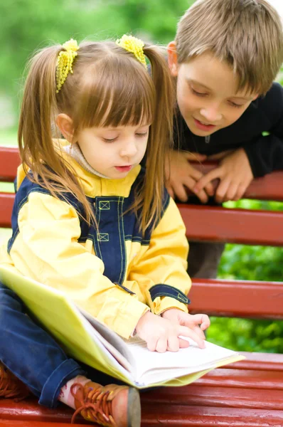 Bambini che leggono il libro — Foto Stock