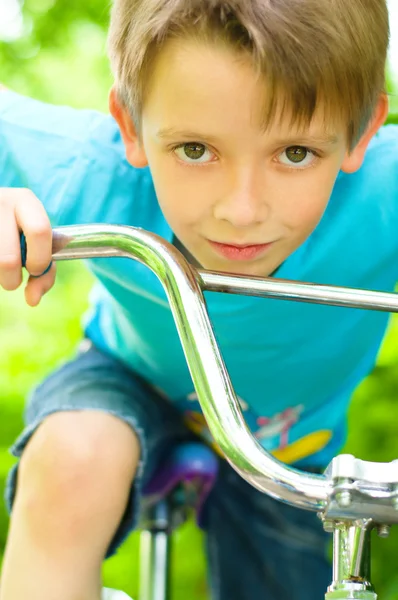 Jongen op fiets — Stockfoto