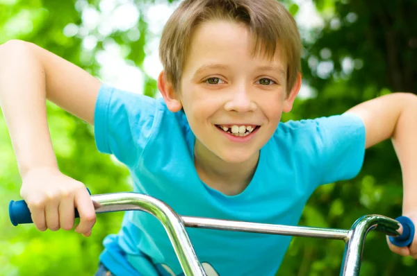 Junge auf Fahrrad — Stockfoto