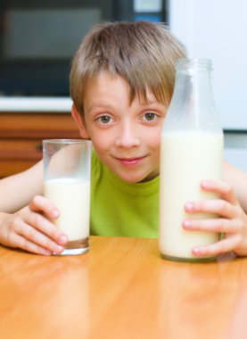 küçük çocuk sütü seviyor