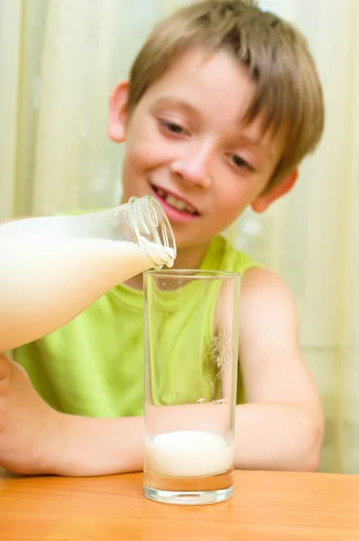 Malý chlapec miluje mléko — Stock fotografie