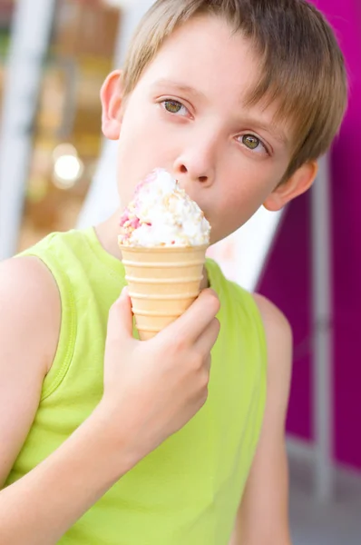 Jongen die ijs eet — Stockfoto
