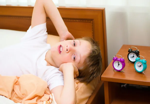 Menino com despertador — Fotografia de Stock