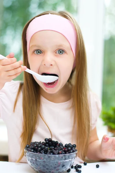 Girl with blueberries — Stock Photo, Image