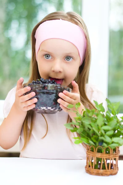 Meisje met bosbessen — Stockfoto