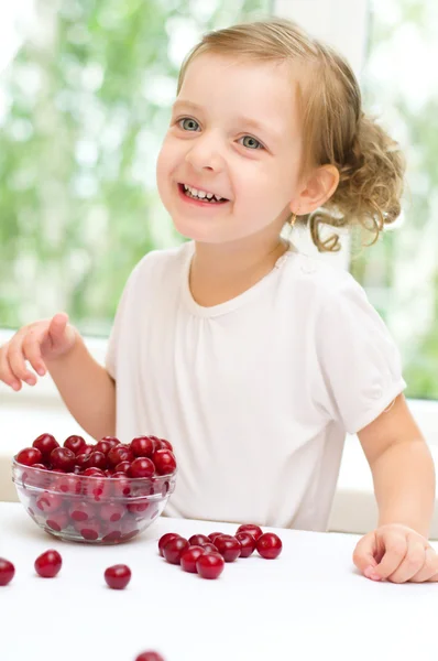 Mädchen mit Kirsche — Stockfoto