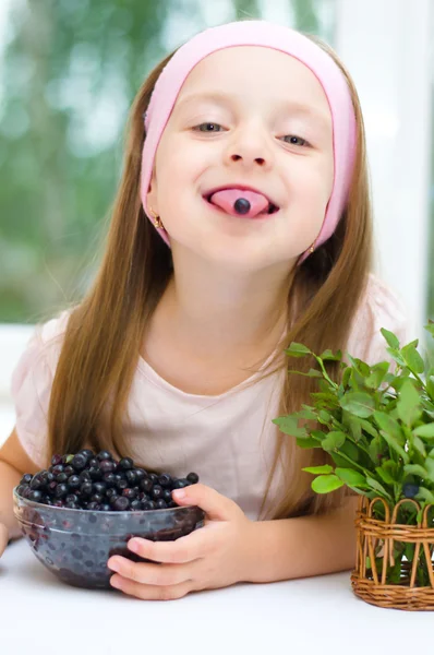 Girl with blueberries — Stock Photo, Image