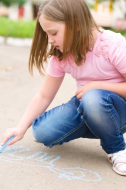 Tebeşir ile çizim kız