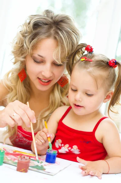 Bambino con madre pittura — Foto Stock