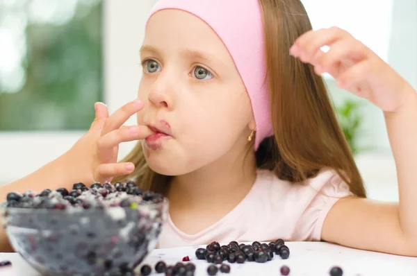 Mädchen mit Blaubeeren — Stockfoto