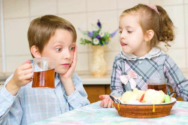 Kinder trinken Tee — Stockfoto