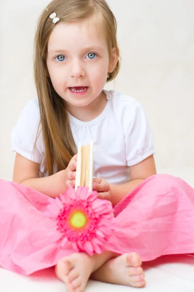 Ragazza lettura — Foto Stock