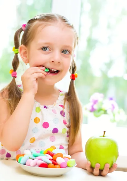 Meisje snoepjes eten — Stockfoto