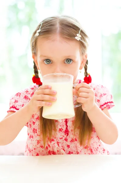 Chica bebiendo leche — Foto de Stock