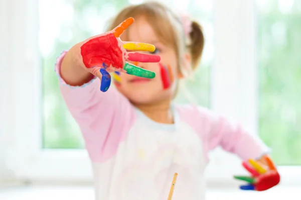 Menina com as mãos pintadas — Fotografia de Stock