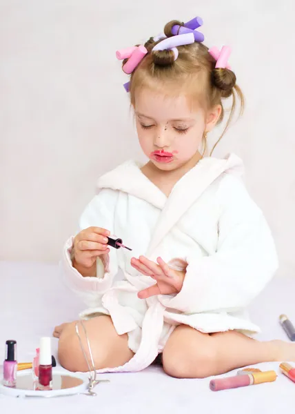 Menina pintando unhas — Fotografia de Stock