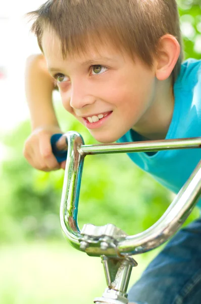 Niño en bicicleta — Foto de Stock
