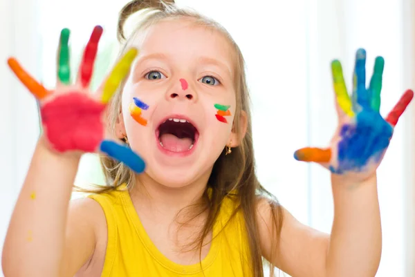 Menina com as mãos pintadas — Fotografia de Stock