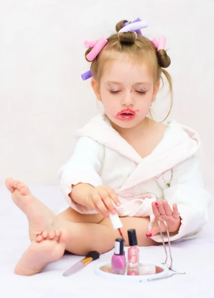 Dziewczyna malowanie paznokci — Zdjęcie stockowe