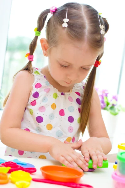 Kind spielt mit Spielteig — Stockfoto