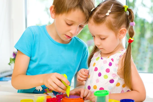 Bambini che giocano con la pasta del gioco — Foto Stock