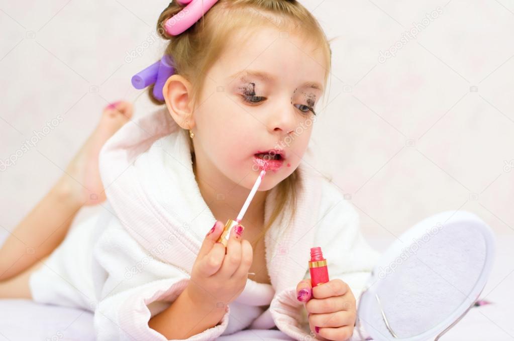 Ende Skoleuddannelse Retouch Child playing with makeup Stock Photo by ©kolinko_tanya 29420631