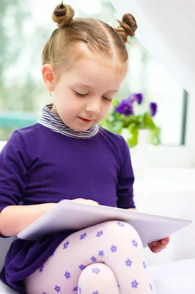 Child using tablet — Stock Photo, Image