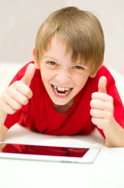 Boy using tablet — Stock Photo, Image