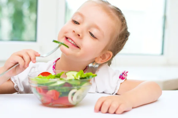 Menina comendo salada — Fotografia de Stock