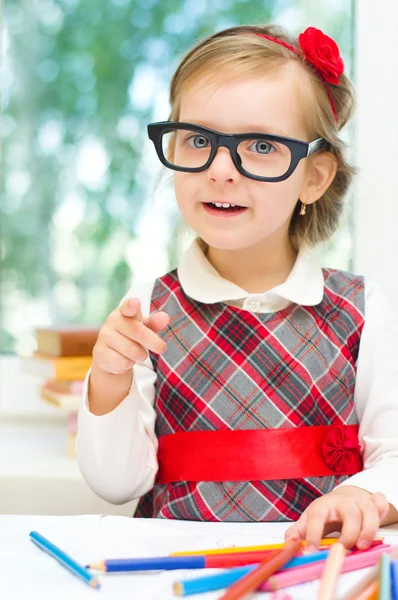 Ragazza con pastelli — Foto Stock