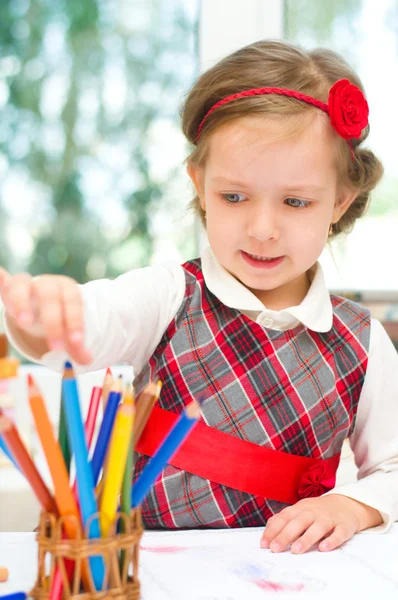 Menina está desenhando — Fotografia de Stock