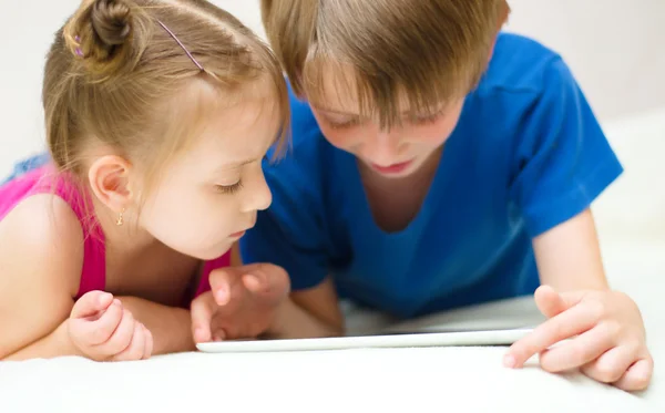 Niños que usan tableta —  Fotos de Stock