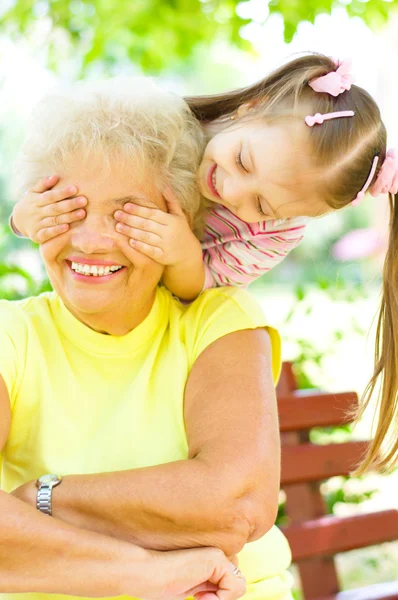 Mormor med barnbarn — Stockfoto