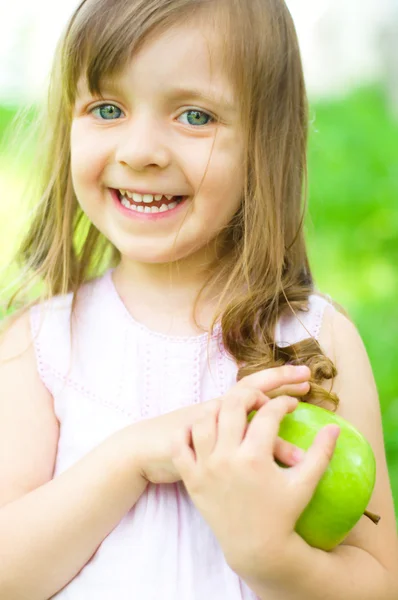 Çocuk ile yeşil elma — Stok fotoğraf