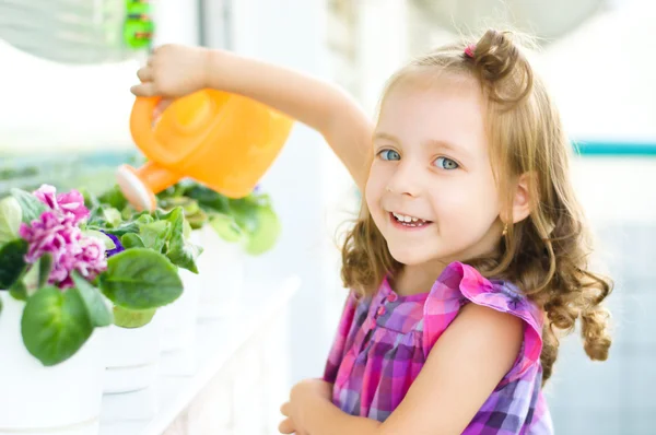 Kind gießt Blumen — Stockfoto