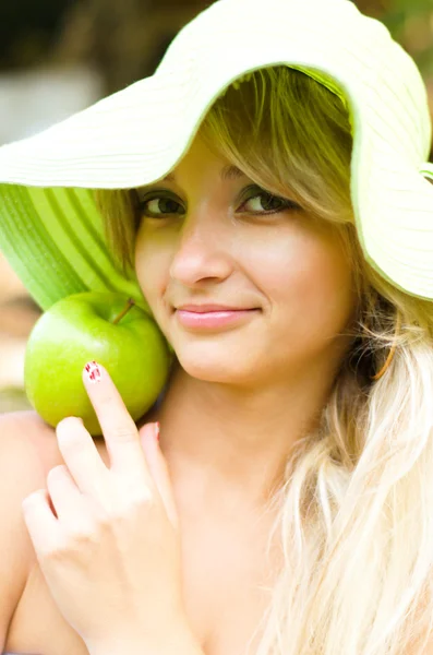 Mujer con manzana verde — Foto de Stock