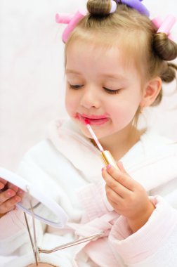 küçük kız boyama dudaklar