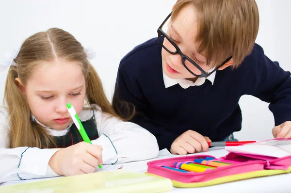 Dzieci w wieku szkolnym piśmie w skoroszycie — Zdjęcie stockowe