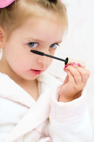 Kleines Mädchen malt Augen — Stockfoto