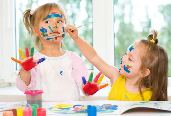 Two little girls painting — Stock Photo, Image