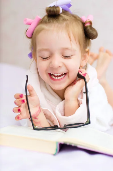 ? kind lezen van een boek — Stockfoto