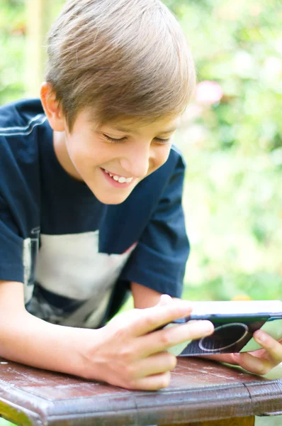 Jongen spelen van video games — Stockfoto