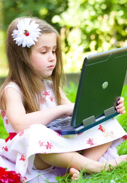 Chica usando su portátil al aire libre — Foto de Stock