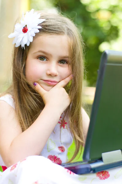 Dziewczyna przy użyciu jej laptop odkryty — Zdjęcie stockowe