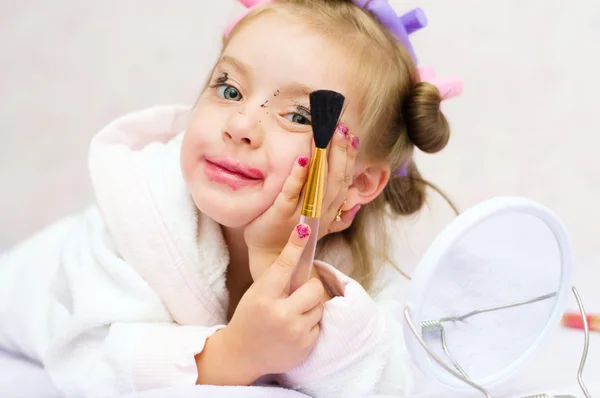 Ребенок играет с макияжем — стоковое фото
