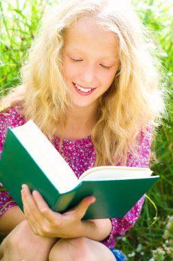 kız kitap okuyor.