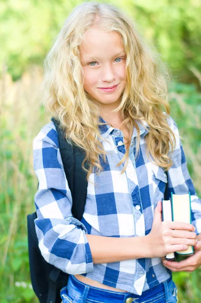 Adolescente chica con mochila y libros — Foto de Stock