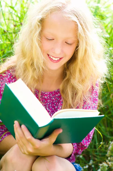 Menina leitura livro — Fotografia de Stock