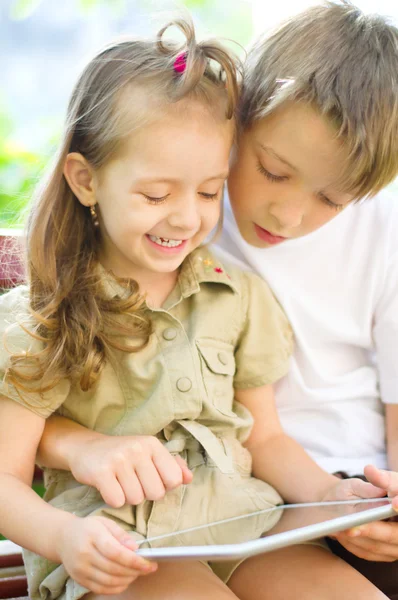 Kinderen met behulp van tablet pc — Stockfoto